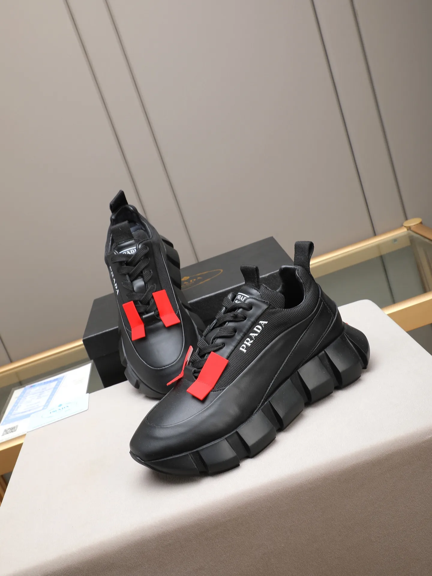 PP500 PRADA/Prada men's lace-up casual sports shoes, the upper is made of imported first-layer calfskin, soft, comfortable and breathable ➕ washed sheepskin lining! The tongue is decorated with the PRADA brand letter logo. The rubber thick sole echoes the red label tongue. The style is fashionable and elegant. The details are carefully crafted. A casual sports shoe with a super western style and excellent breathability!  Size: 38-44 (45 46 customized)